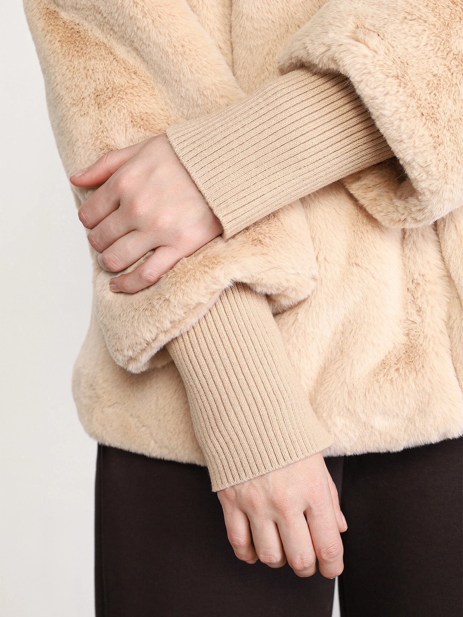 Куртка бежевого цвета с капюшоном